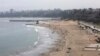 Bañistas disfrutan de la playa de Agua Dulce en el sur de Lima, Perú, el domingo 15 de marzo de 2020.