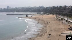 Bañistas disfrutan de la playa de Agua Dulce en el sur de Lima, Perú, el domingo 15 de marzo de 2020.