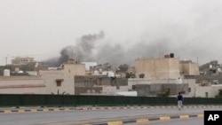 Asap hitam mengepul di sekitar area gedung parlemen Libya di Tripoli, 18 Mei 2014 (Foto: dok).