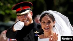 La reina Isabel ha dado su bendición al deseo de su nieto, el príncipe Enrique y su esposa Meghan, de un futuro más independiente después de una reunión urgente el lunes. Foto Reuters.