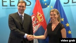 Predsednik Srbije Aleksandar Vučić i visoka predstavnica EU za spoljnu politiku i bezbednost Federika Mogerini koja posreduje u dijalogu, Foto: Glas Amerike