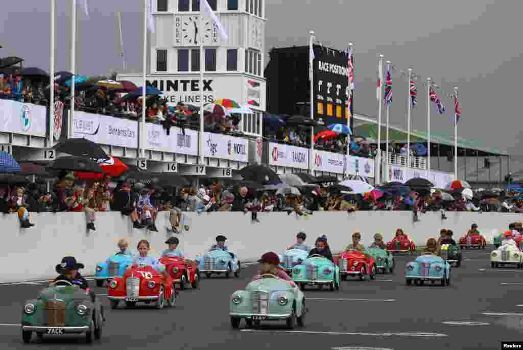 Anak-anak ikut serta dalam Settrington Cup Pedal Car Race saat para pecinta otomotif menghadiri Goodwood Revival, festival balap mobil bersejarah tiga hari di Goodwood, dekat Chichester, Inggris selatan. (Reuters)&nbsp;