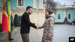 En la imagen, proporcionada por la Oficina Presidencial de Prensa de Ucrania, el presidente Volodymyr Zelenskyy, izquierda, saluda a la presidenta de Moldavia, Maia Sandu, en Kiev, Ucrania, el sábado 25 de enero de 2025. (Oficina Presidencial de Prensa de Ucrania vía AP)