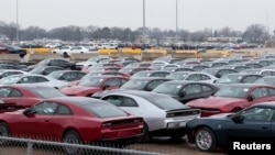 ARCHIVO: Vehículos Dodge Charger en un estacionamiento cerca de la planta de ensamblaje de Windsor, mientras aumentan las tensiones comerciales por los aranceles estadounidenses. En Windsor, Ontario, Canadá, el 3 de febrero de 2025. REUTERS/Rebecca Cook.