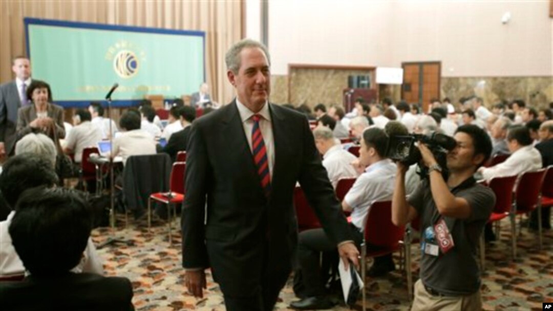 美国贸易代表弗罗曼在东京举行记者会后离开会场。（2013年8月19日）