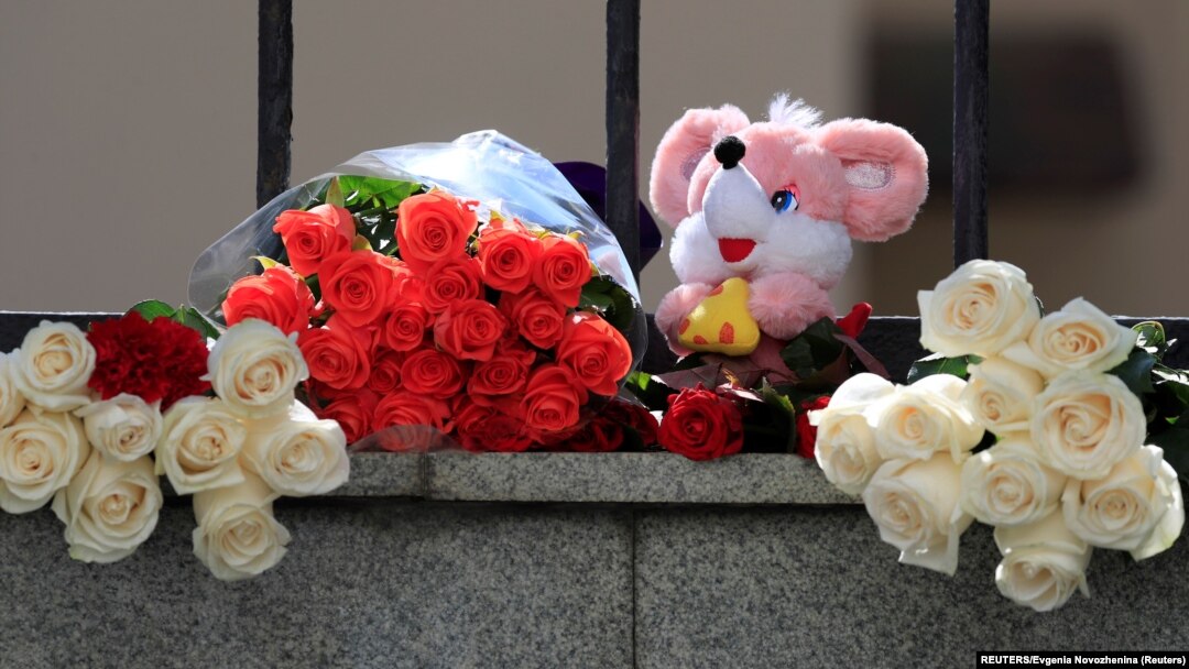 Građani ostavljaju cveće i igračke pred zgradom predstavništva regije Tatarstan u Moskvi (REUTERS/Evgenia Novozhenina)