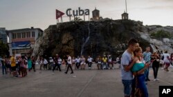 Jóvenes navegan por Internet con sus teléfonos inteligentes en La Habana, Cuba, el 18 de agosto de 2019.