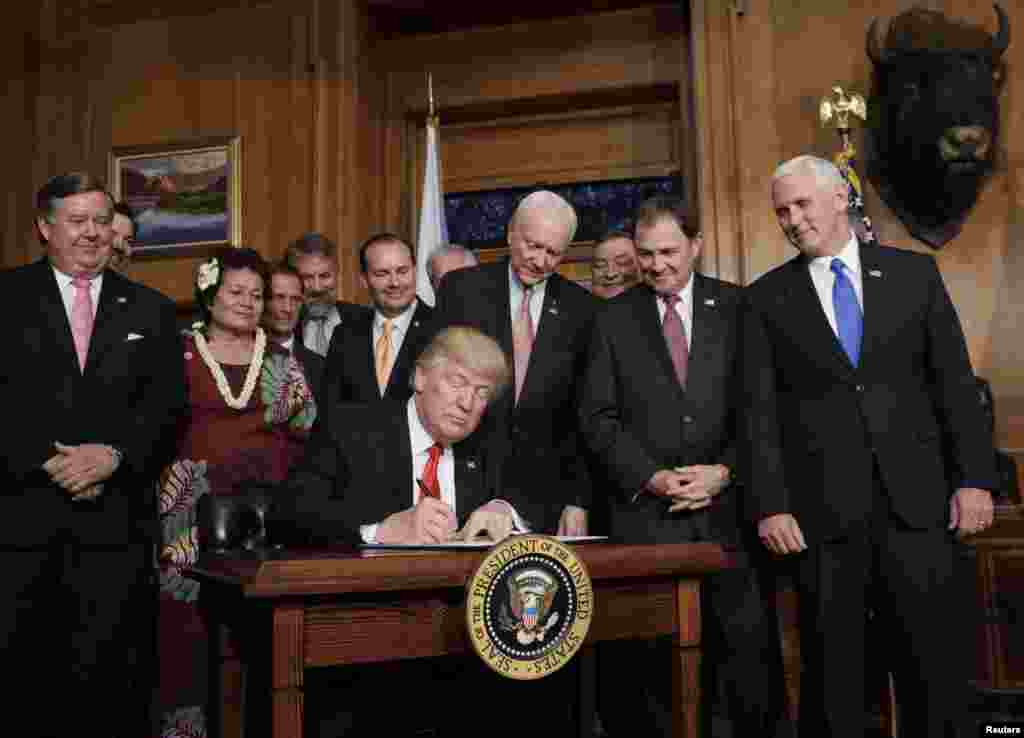 O Presidente Trump assina o decreto sobre a exploração dos monumentos nacionais em Washington DC, Abril, 26, &nbsp;2017.