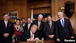 Le président Trump signe le décret sur les monuments nationaux et leurs préservations, à Washington DC, le 26 avril 2017.