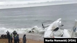 People gather near the wreckage of the plane in the sea off Abidjan, Ivory Coast, Oct. 14, 2017. (VOA / Narita Namasté)