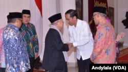 Presiden Jokowi menyambut kedatangan Ketua Umum MUI Ma’ruf Amin dan pimpinan NU - Muhamadiyah di Istana Merdeka, Jakarta, November 2016 (Foto: VOA/Andylala)