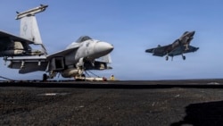 资料照片：一架F-35C“闪电II”战斗机正准备在尼米兹级的“亚伯拉罕·林肯”号航空母舰的飞行甲板上进行着陆。(2026年5月25日)