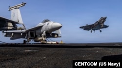 资料照片：一架F-35C“闪电II”战斗机正准备在尼米兹级的“亚伯拉罕·林肯”号航空母舰的飞行甲板上进行着陆。(2026年5月25日)