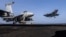 资料照片：一架F-35C“闪电II”战斗机正准备在尼米兹级的“亚伯拉罕·林肯”号航空母舰的飞行甲板上进行着陆。(2026年5月25日)