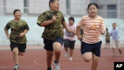 Anak-anak berlatih lari dalam program penurunan berat badan di Shenyang, provinsi Liaoning (Foto: dok). Penelitian menunjukkan angka penderita diabetes di kalangan remaja TIongkok tinggi.. 