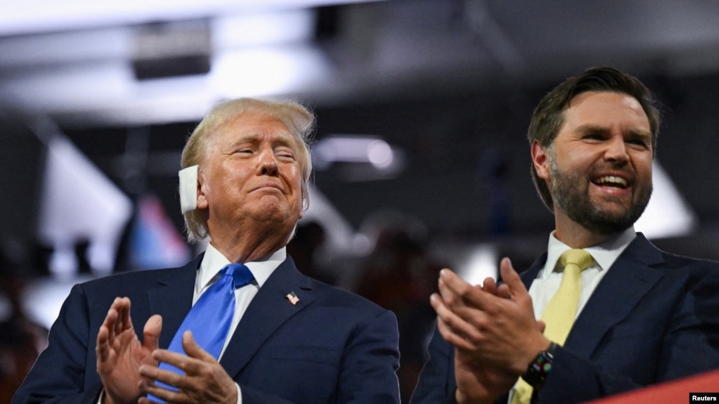Ish Presidenti amerikan Donald Trump dhe i emëruari për nën-President nga radhët e republikanëve, Senatori JD Vance, duartrokasin gjatë ditës së dytë të Kuvendit Kombëtar Republikan në Miluoki, Uiskonsin/Reuters