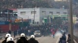بعد از اعتراض پناهندگان و مهاجران در جزیره لزبو در یونان، پلیس به سوی آنها گاز اشک&zwnj;آور شلیک کرد.&nbsp;