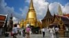 Wisatawan lokal terlihat di Grand Palace, Bangkok, pada 1 November 2021,. Thailand menyambut kelompok turis pertama yang telah divaksinasi COVID penuh tanpa karantina. (Foto: AFP)
