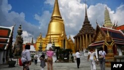 Wisatawan lokal terlihat di Grand Palace, Bangkok, pada 1 November 2021,. Thailand menyambut kelompok turis pertama yang telah divaksinasi COVID penuh tanpa karantina. (Foto: AFP)
