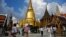 Wisatawan lokal terlihat di Grand Palace, Bangkok, pada 1 November 2021,. Thailand menyambut kelompok turis pertama yang telah divaksinasi COVID penuh tanpa karantina. (Foto: AFP)
