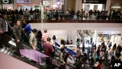 Shoppers throng Brea Mall during Black Friday shopping in Brea, California, Nov. 29, 2013.