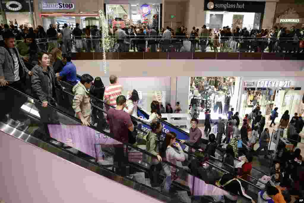 Shoppers throng Brea Mall during Black Friday shopping in Brea, California, Nov. 29, 2013.