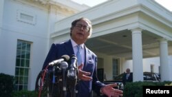 El presidente de Colombia, Gustavo Petro, habla con los periodistas después de reunirse con el presidente de Estados Unidos, Joe Biden, en la Casa Blanca en Washington, el 20 de abril de 2023.