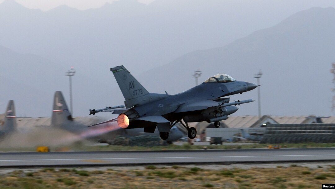 Pesawat jet tempur F-16 Falcon di pangkalan udara militer Bagram, Afghanistan, 22 Agustus 2017. (Foto: dok).