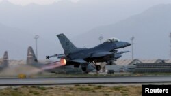 Pesawat jet tempur F-16 Falcon di pangkalan udara militer Bagram, Afghanistan, 22 Agustus 2017. (Foto: dok).