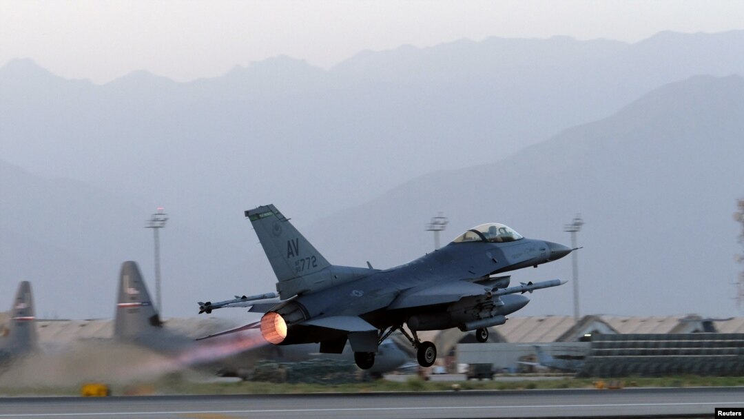 Un F-16 de la Fuerza Aérea de EEUU despega en Bagram, Afganistán, el 17 de agosto de 2017.