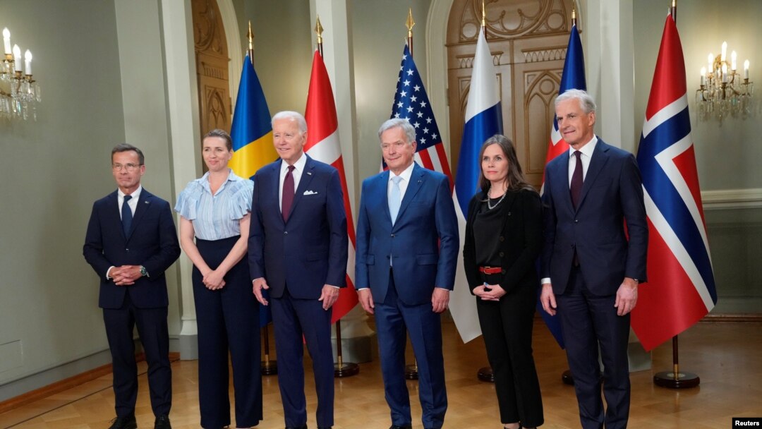 Слева направо: Ульф Кристерссон, Метте Фредериксен, Джо Байден, Саули Ниинисте, Катрин Якобсдоттир и Йонас Гар Сторре. Хельсинки, 13 июля 2023 г. 