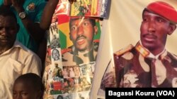 Des posters à l’effigie de Thomas Sankara sont vendus comme de petits pains sur la place des martyrs dans le quartier Tampouy dans le nord-ouest de Ouagadougou où plusieurs milliers de personnes se sont réunies pour commémorer le 28eme anniversaire de l’a