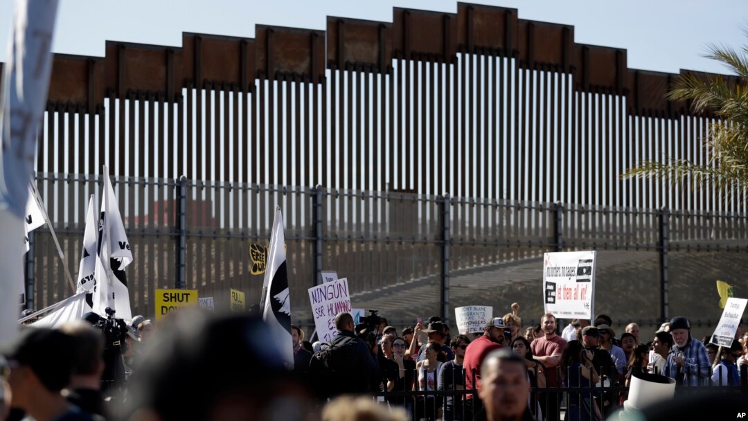 Manifestantes marchan en apoyo a la caravana de migrantes en la frontera de EE.UU., en San Diego, California, el domingo 25 de noviembre de 2018.