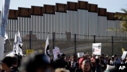 Manifestantes marchan en apoyo a la caravana de migrantes en la frontera de EE.UU., en San Diego, California, el domingo 25 de noviembre de 2018.