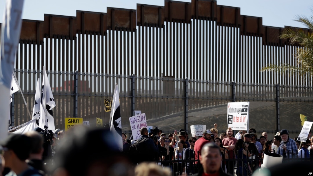 Publik berbaris mendukung kafilah migran di sepanjang perbatasan di San Diego, Minggu, 25 November 2018. (Foto: dok).
