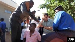 Les forces de sécurité maliennes transportent des otages libérés de l'hôtel Radisson Blu à Bamako, 20 novembre 2015. 