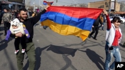 Ermenistan Başbakanı Nikol Paşinyan'ı destekleyenler, ellerinde Ermenistan bayraklarıyla başkent Erivan'ın en büyük meydanına doğru yürüyüşe geçti.
