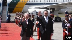 El expresidente de Brasil, Michel Temer, es recibido por el ministro de Economía de Guatemala, Acisclo Valladares, a su llegada a la Base de la Fuerza Aérea en la Ciudad de Guatemala el 15 de noviembre de 2018, para participar en la XXVI Cumbre Iberoamericana.