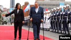  Цай Иньвэнь и Алехандро Джамматтеи во время церемонии его приветствия в Тайбэе, Тайвань, 25 апреля 2023 года.