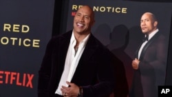 Dwayne Johnson dalam peluncuran perdana film "Red Notice" di Los Angeles, 3 November 2021. (Jordan Strauss/Invision/AP)