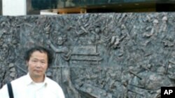 陳維明和他的天安門事件浮雕
