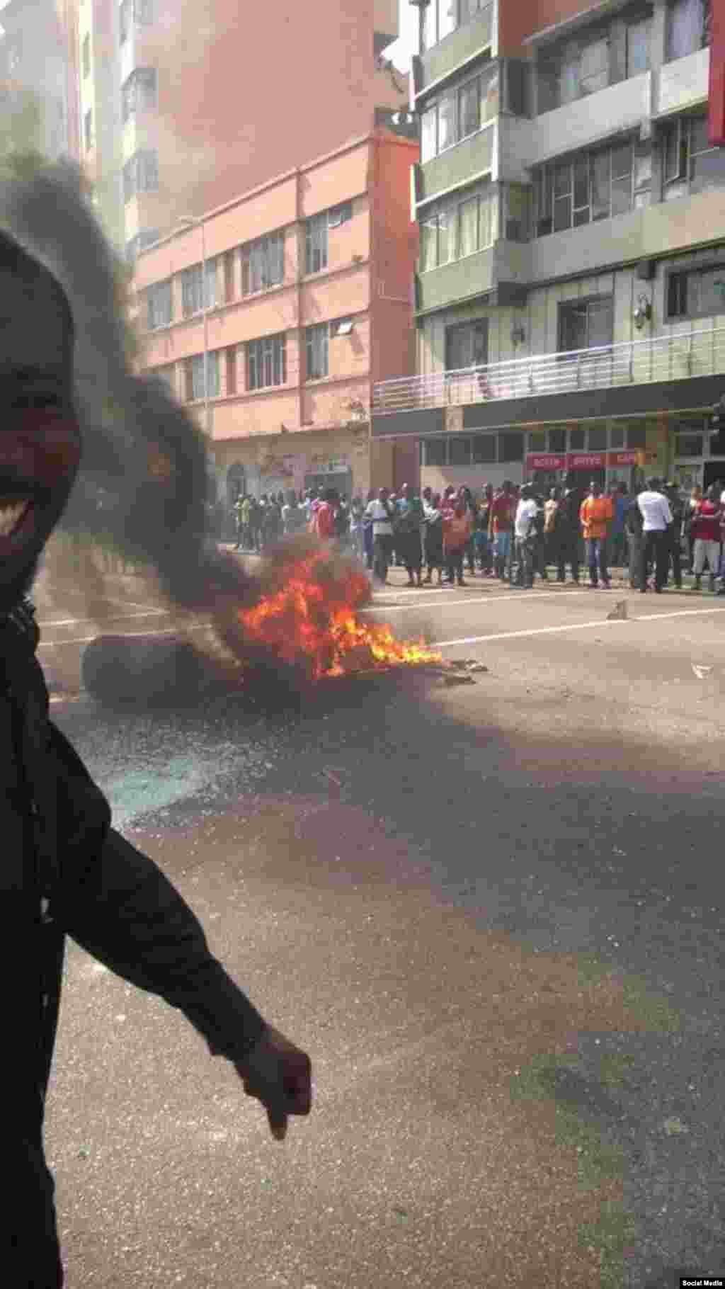 Uma &quot;selfie&quot; tirada em frente à multidão, que iniciou uma fogueira no meio de uma rua.