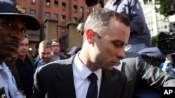 Oscar Pistorius, saat meninggalkan pengadilan di Pretoria, Africa Selatan (8/4).