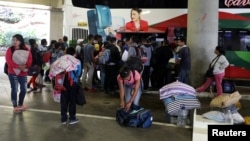 Venezuelan migrants arrive from the northern city of Tumbes in Peru, on the border with Ecuador, at the bus terminal in Lima, Aug. 22, 2018. 