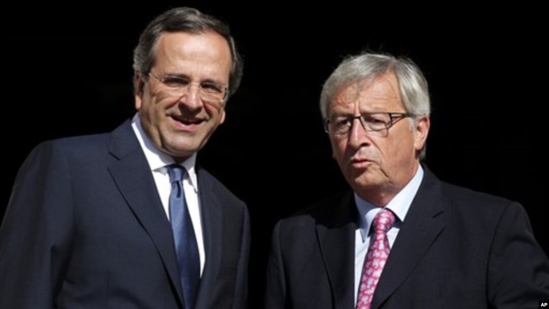 PM Yunani Antonis Samaras (kiri) menerima kunjungan Presiden kelompok Euro Jean-Claude Junker di Athena, Yunani (22/8). 