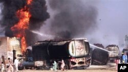 Epave de l'un des camions-citerne incendiés par des militants présumés au Pakistan