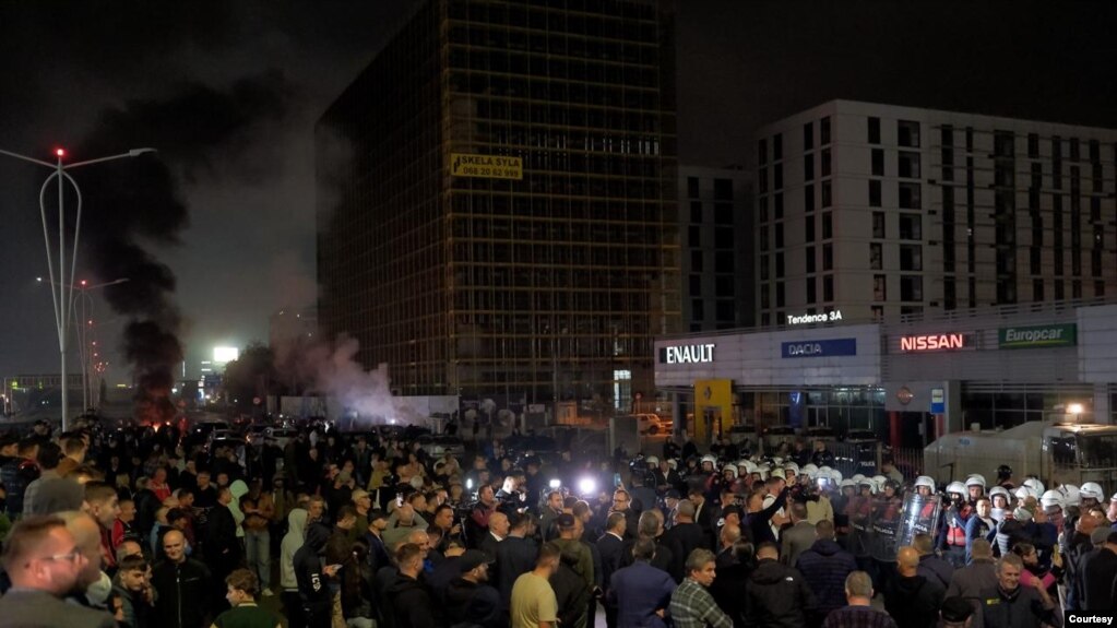 Shqipëri, protesta e opozitës bllokon akset kryesore rrugore