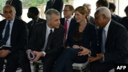 US ambassador to the United Nations Samantha Power (2nd R) speaks with other UN Security Council ambassadors on January 22, 2016 during a meetying with the Burundian President at his residence outside Bujumbura.