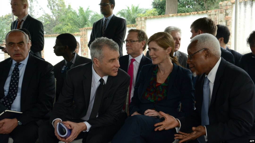 Danjiraha Mareykanka ee Q.M (Midig 2aad) Samantha Power oo la hadleysa Danjirayaasha Golaha Amaanka ee Q.M. January 22, 2016, intii uu socday wada hadalkii madaxweynaha Burundi ee hoygiisa bannaanka caasimadda Bujumbura.