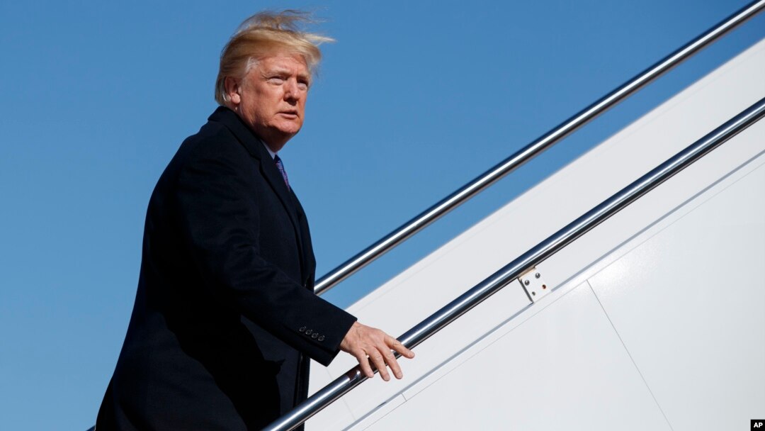 Presiden Donald Trump menaiki pesawat kepresidenan, Air Force One, menuju ke Cincinnati dari Pangkalan AU Andrews untuk mempromosikan kebijakan pajak, 5 Februari 2018.